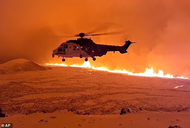 2023年12月冰島雷克雅內斯半島上火山爆發，熔岩流出。美聯社