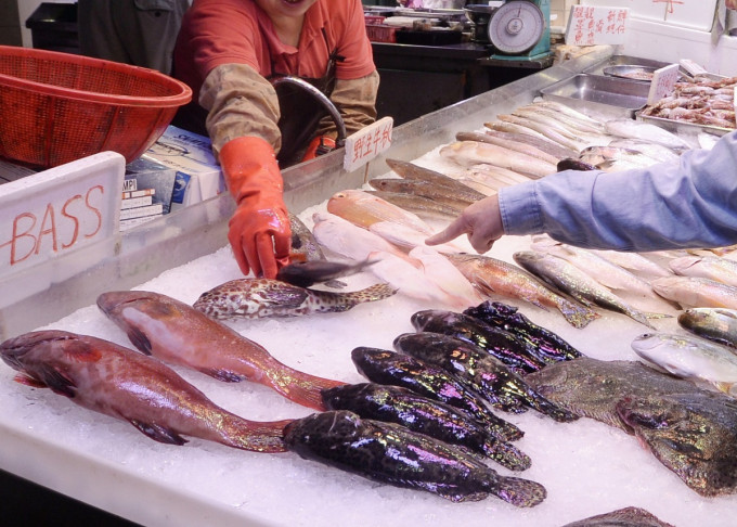 事主从元朗大桥街市购买海鱼进食。资料图片