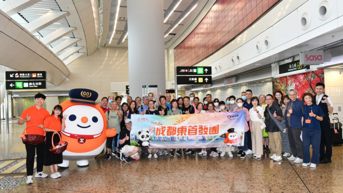 正值香港回歸26周年，今早有不少乘客乘搭高鐵前往內地旅遊，亦有首發團往成都東。（MTR圖片）