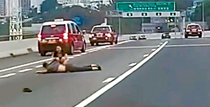 跳車男子倒臥公路。