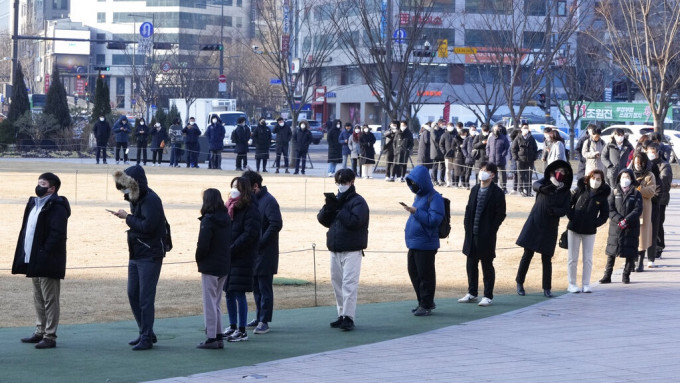 南韓民眾正在排隊檢測。互聯網圖片