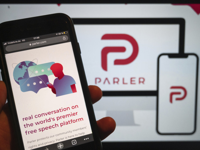 Parler周一在苹果公司的应用程式网上市场内获准重新上架。AP资料图片
