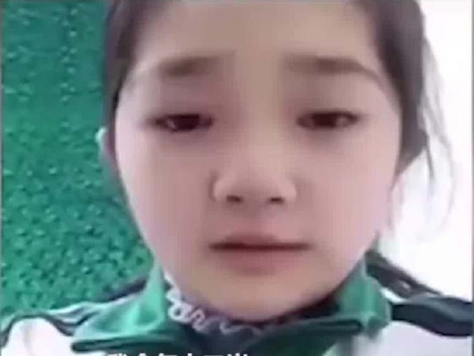 黑龙江12岁女童拍片寻撞死父亲肇事者。