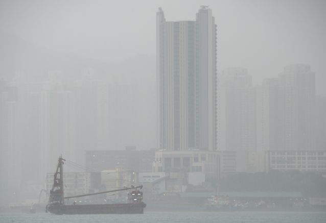 预测本港地区今日多云，有骤雨及狂风雷暴。最高气温约29度。