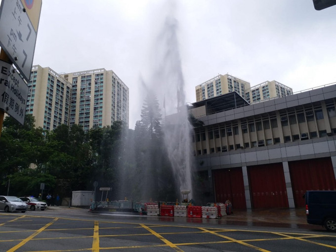 青衣消防局对开有地下水管爆裂。网上图片
