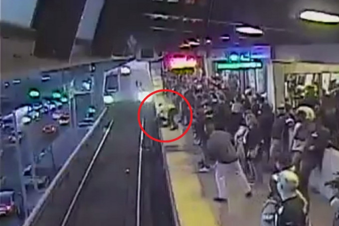 美国加州地铁职员勇救醉酒堕轨乘客。（网图）