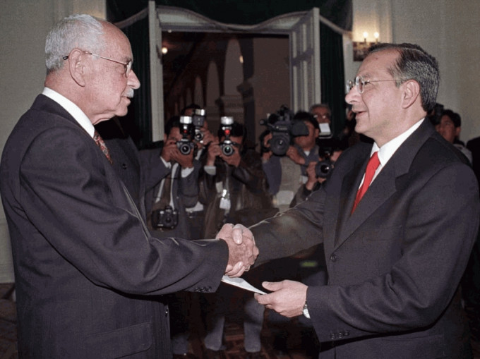 2000 年8 月3 日，时任美国驻玻利维亚大使罗查(左)在拉巴斯政府宫与玻利维亚总统雨果·班泽(Hugo Banzer) 握手。路透社
