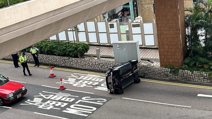 私家车自炒翻侧。fb：香港突发事故报料区