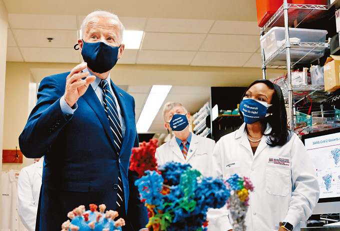 拜登二月到國家衞生研究院設於馬里蘭州的實驗室視察，該院院長柯林斯(後排中)也在場。