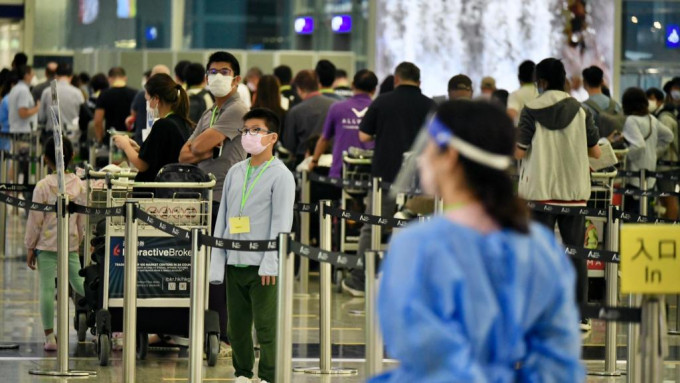 政府早前宣布暂缓航班熔断机制，入境人士抵港第3日增一次核酸检测。资料图片