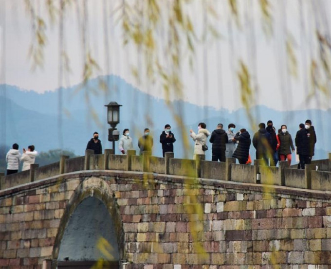杭州西湖景區開放後，不少遊客前往遊覽。新華社