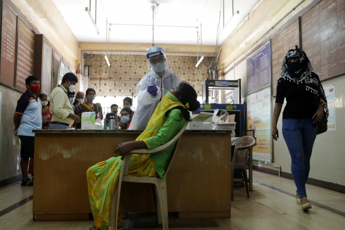 印度疫情失控，单日新增25万人确诊。AP图片