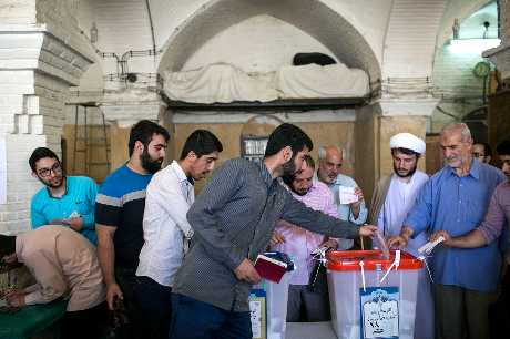 伊朗总统大选选民踊跃投票。新华社