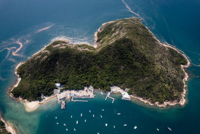 香港遊艇會中途島帆船及賽艇訓練中心四面環海，是進行帆船、賽艇及懸浮獨木舟的好地方。