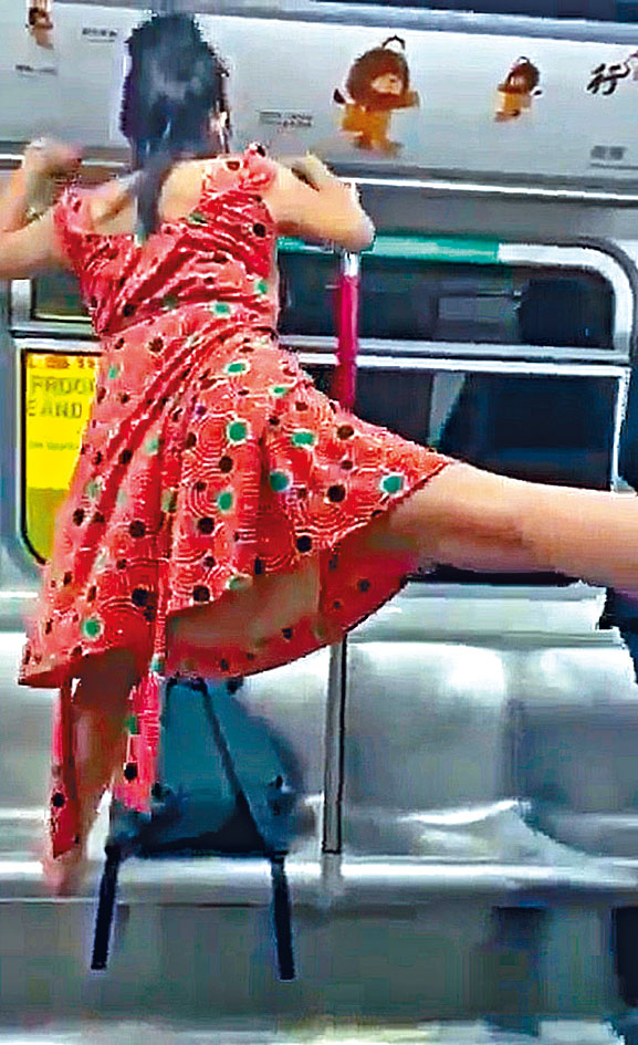 「拉筋大媽」旁若無人地在港鐵車廂站在座位上，起飛腳拉筋。
