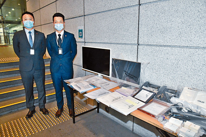■總督察鄧國軒（右）展示搜獲的騙案證物。