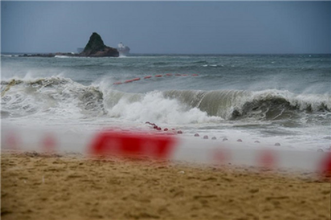 深圳大鹏湾沙滩在风暴下风浪颇大。新华社