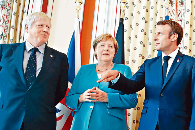（左起）約翰遜、默克爾、馬克龍一九年出席G7峰會。