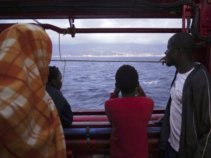 救護船意大利靠岸，422名難民中有8人確診新冠肺炎。AP圖片