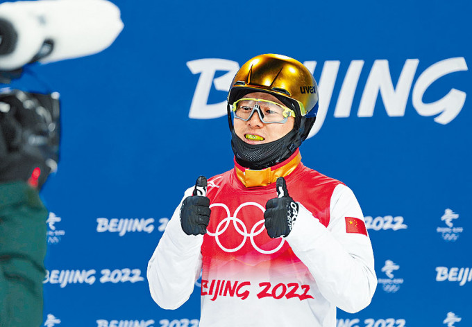 齐广璞于自由式滑雪男子空中技巧赛夺金。