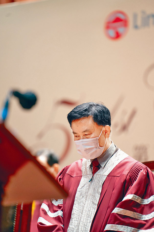 鄭國漢在嶺大畢業禮指，過去兩年目睹「對文明社會準則的背離」，勸勉畢業生要「認清謊言與真相」。