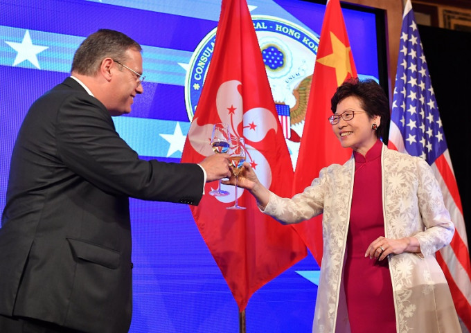 林郑月娥（右）主持祝酒仪式，旁为美国驻香港及澳门总领事唐伟康（左）。