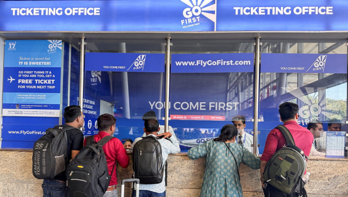 乘客在孟買國際機場 的「捷行航空」（Go First）櫃位辦理退款。 路透社