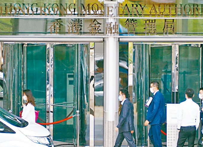 金管局昨日公布，四月港元存款下跌百分之零点五。