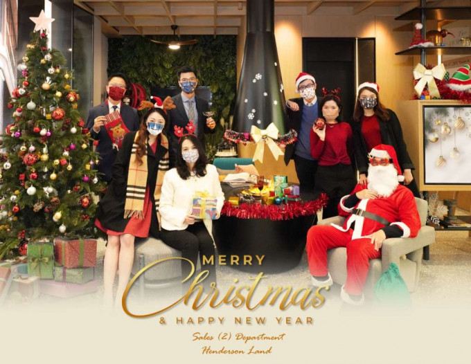 恒基韩家辉(前排右)扮演圣诞老人，与销售部职员与众同乐。