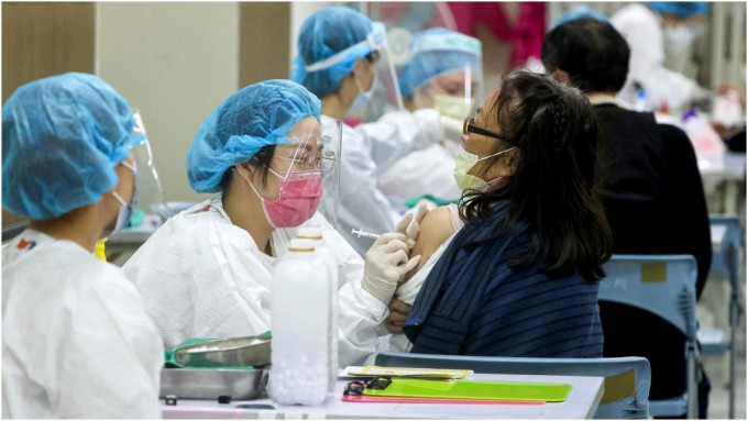 台湾当局正积极推行打疫苗计画。REUTERS