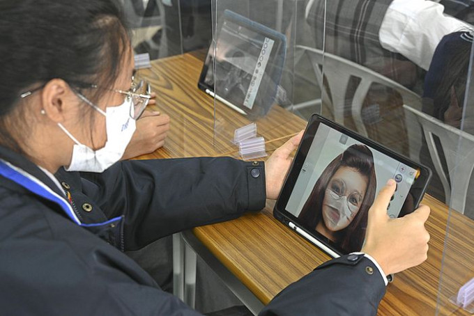 圣公会何明华会督中学让学生运用换脸软件自制肖像，体验AI技术之馀，亦反思背后的正反影响。 梁文辉摄