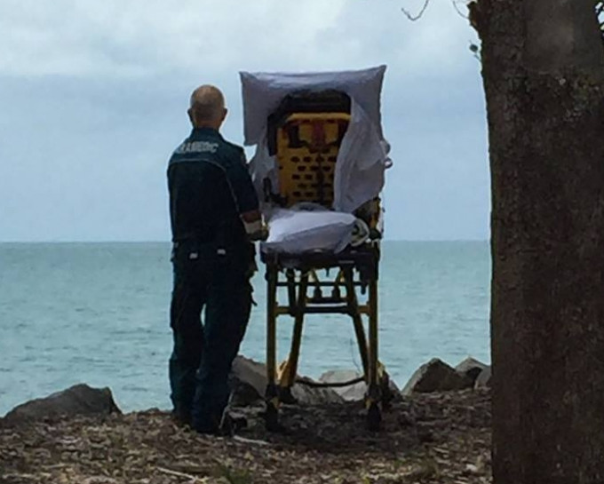 救护员陪垂死病人看海。Queensland Ambulance Service (QAS)图片