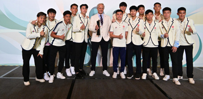 香港足球代表队勇夺杰出运动员选举运最佳运动队伍奖项。