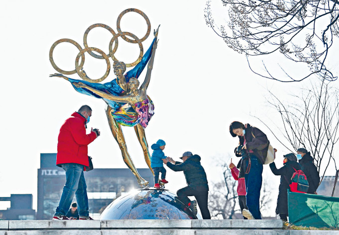 北京街头的冬奥雕塑吸引不少市民来拍照「打卡」。　