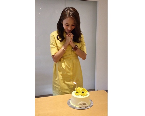 黎姿穿最爱黄衣，同事送黄色生日蛋糕，简直心有灵犀。