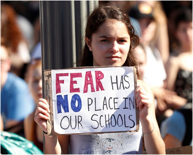 不少中學生加入集會要求美國管制槍械。AP