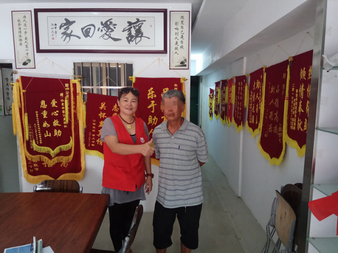 陳志健（右）在「讓愛回家」義工多番幫助下，終於回港與家人團聚。網圖