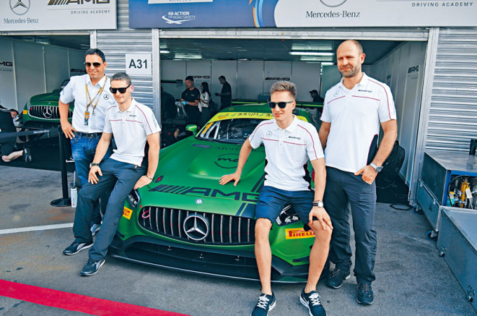 衞冕冠軍平治AMG車隊採用全新AMG GT3戰車，Maro Engel（前排左）及Renger van der Zande（前排右）車手組合跟去年相同。