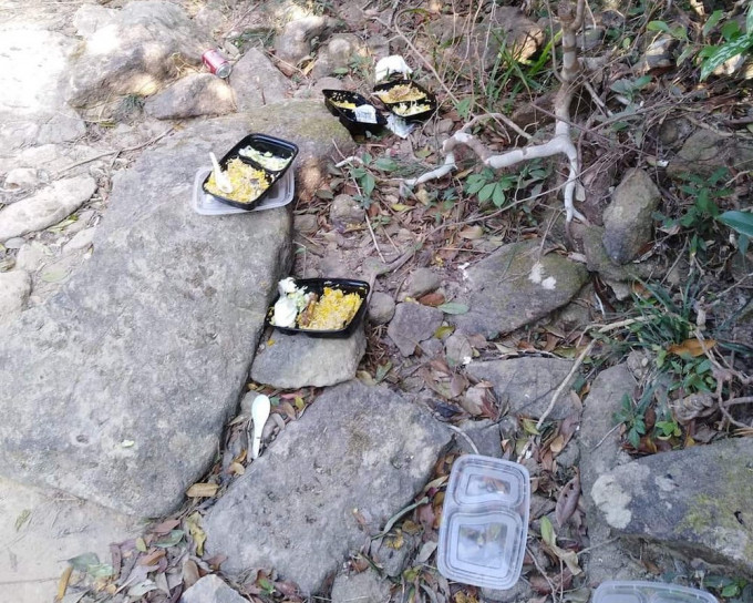 数盒未食完的饭盒被人弃置在路旁。香港行山远足之友FB