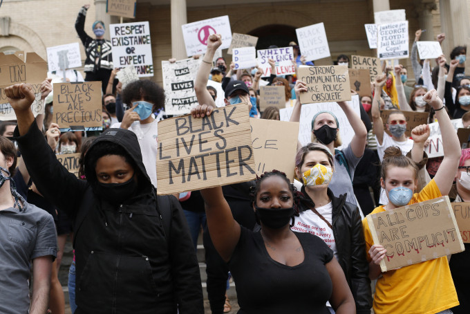 大部分受访者在警暴抗议示威前完成访问。AP资料图片