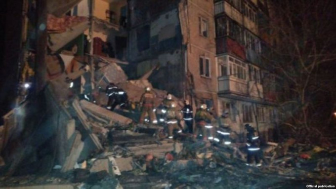 救援人员从废墟下找到9具遇难者遗体。图:rferl