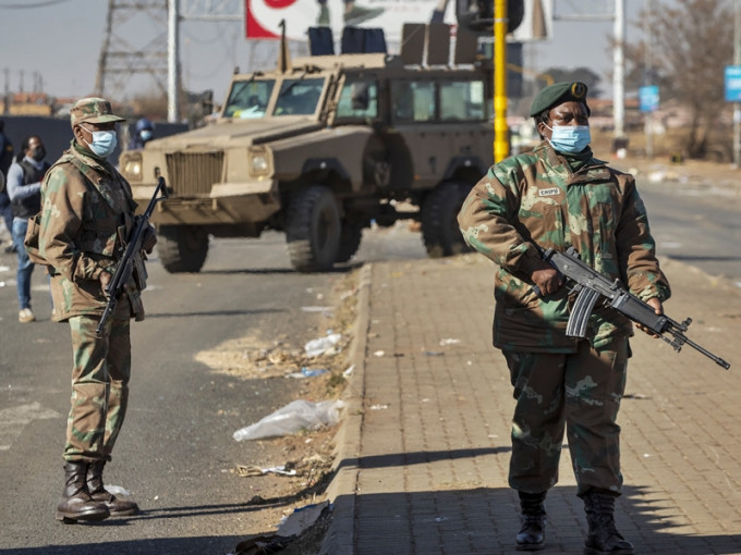 南非國防部長指已申請調派2.5萬名軍人平亂。AP圖片