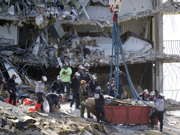 邁阿密塌樓增至9人死亡，逾150人仍下落不明。AP圖片