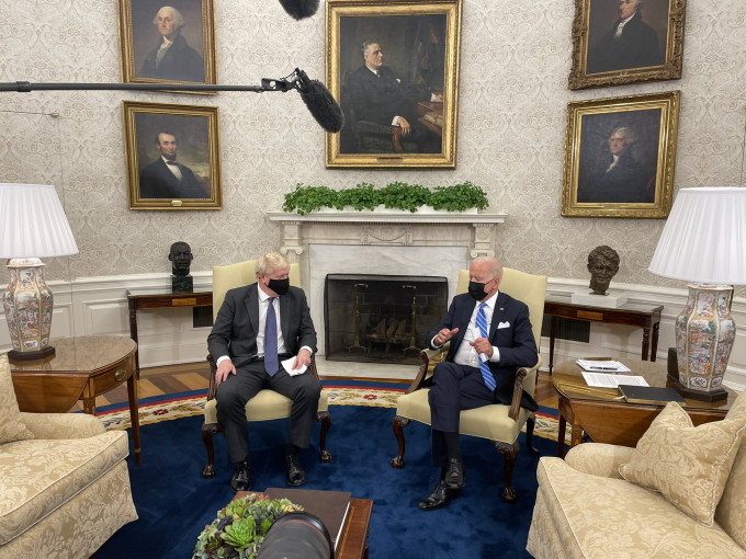 美國總統拜登在白宮橢圓型辦公室會晤約翰遜。