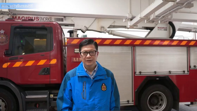 保安局局長鄧炳強今日（7日）在社交網站發布短片，親身到尖沙嘴消防局介紹「消防員日常」。（鄧炳強FB影片截圖）