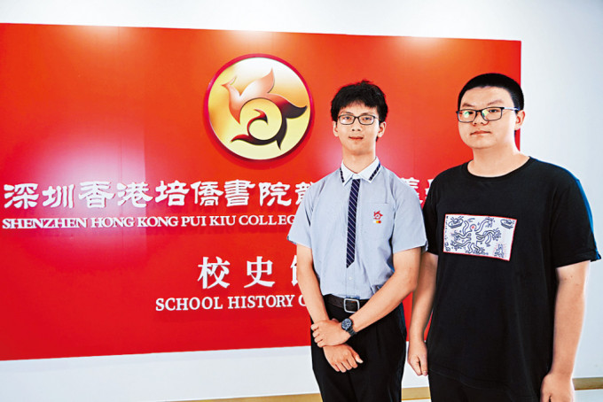 深圳香港培侨书院龙华信义学校的史浩明（右）及姜怡杰，均对成绩感到满意。