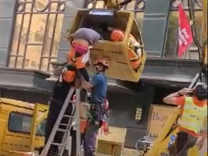 两工人被困升降台。片段截图
