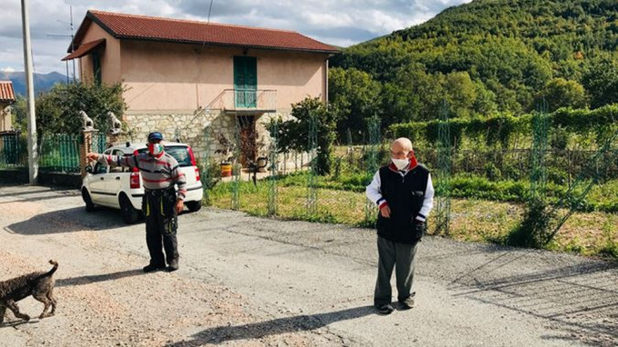 意大利最小城鎮僅2位居民，他們仍堅持戴口罩保持距離。（網圖）