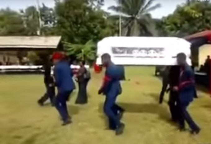 加纳有葬礼遗体飞出棺材还惨被压住。网上图片