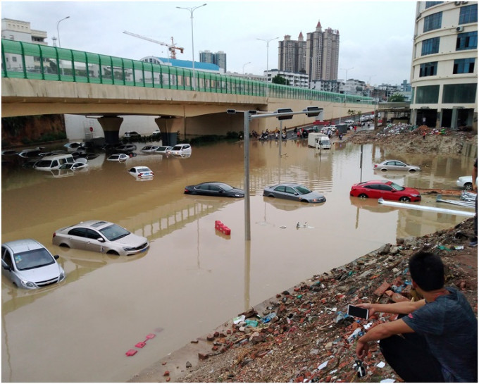 南寧市遭受強降雨襲擊，部分城市道路嚴重水浸不少車輛被水淹沒。 新華社
